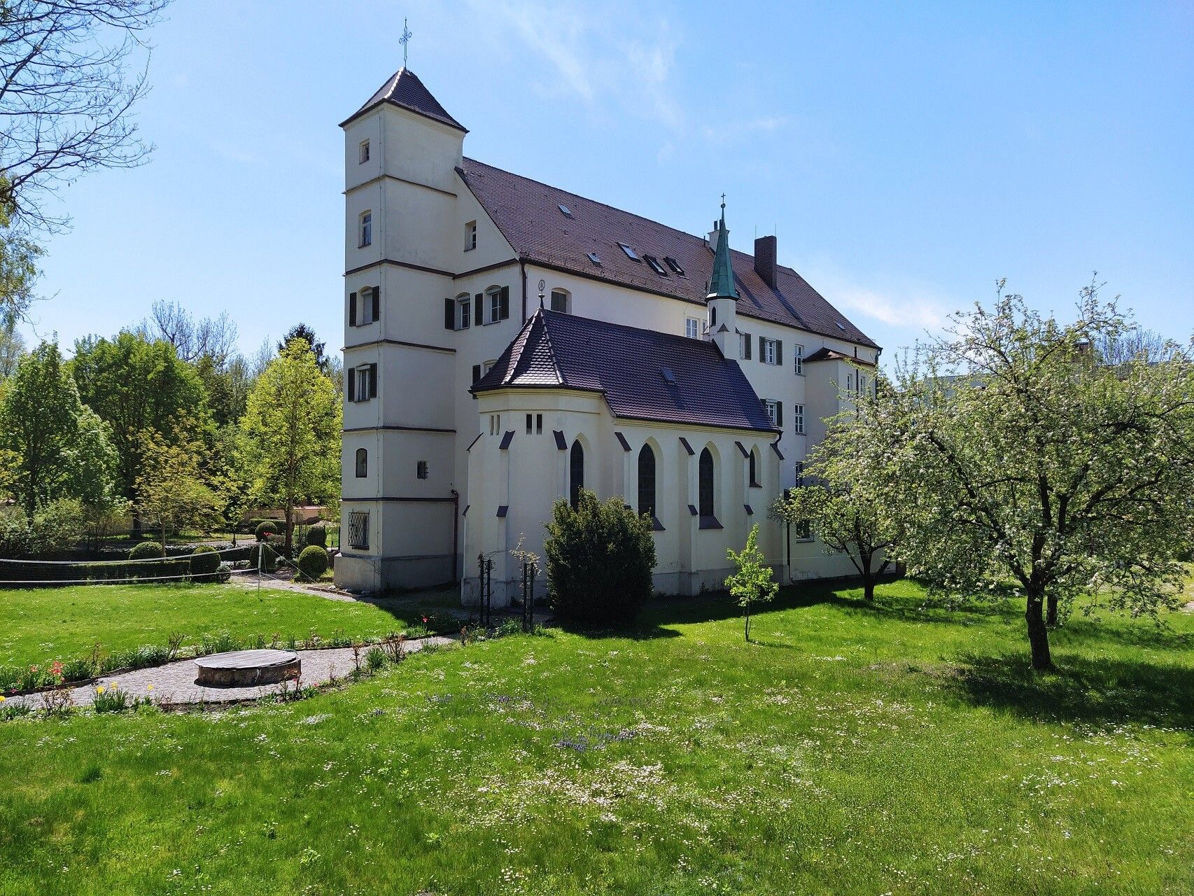 Die Josefsburg in Altötting vom Garten aus gesehen an einem sonnigen Tag